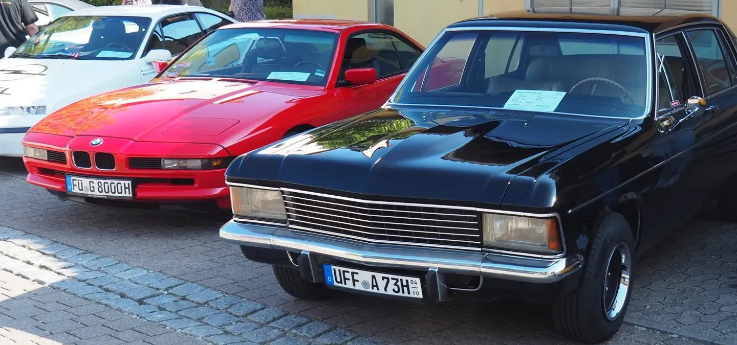 BMW und Opel Oldtimer nebeneinander